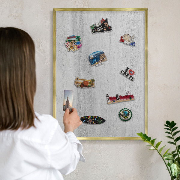 Metalen magneetbord met lijst in het goud Houten constructie