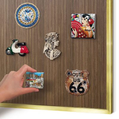Magnetisch bord voor reismagneten met gouden lijst Houten achtergrond