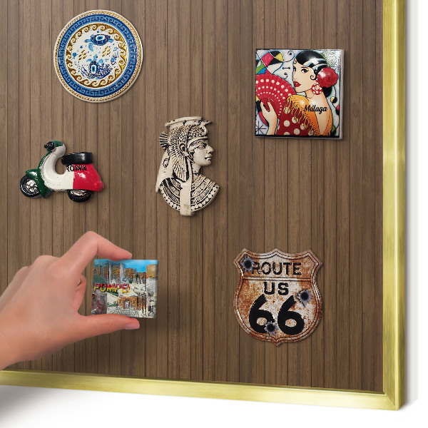 Magnetisch bord voor reismagneten met gouden lijst Houten achtergrond