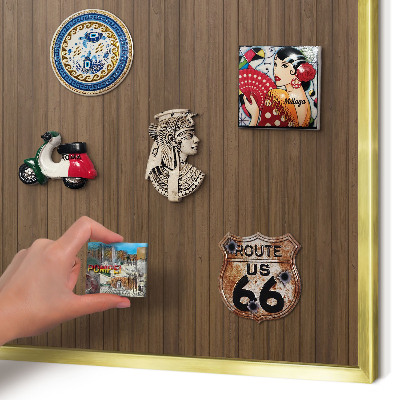 Magnetisch bord voor reismagneten met gouden lijst Houten achtergrond