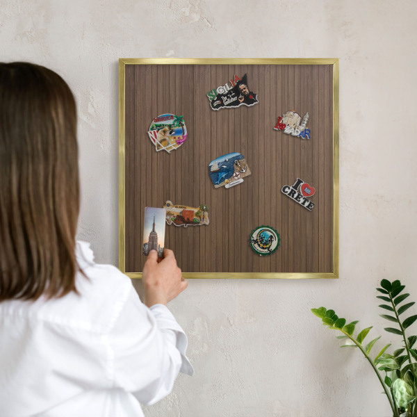 Magnetisch bord voor reismagneten met gouden lijst Houten achtergrond