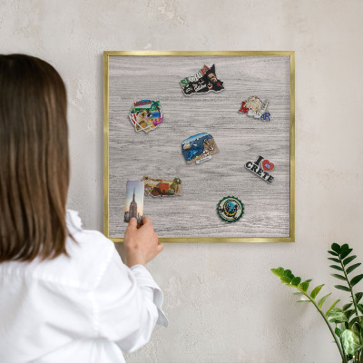 Metalen magneetbord met lijst in het goud Houtstructuur