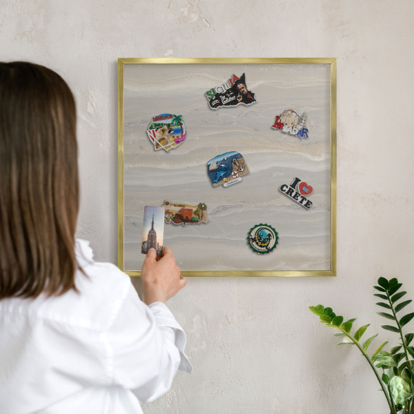 Metalen magneetbord met lijst in het goud Marmertextuur