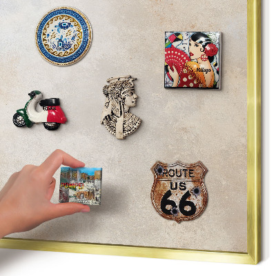 Metalen magneetbord met lijst in het goud Neutrale achtergrond