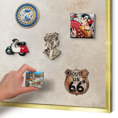 Metalen magneetbord met lijst in het goud Neutrale achtergrond