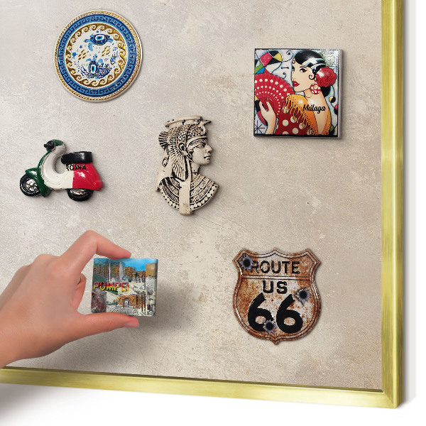 Metalen magneetbord met lijst in het goud Neutrale achtergrond