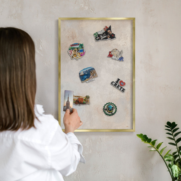Metalen magneetbord met lijst in het goud Neutrale achtergrond
