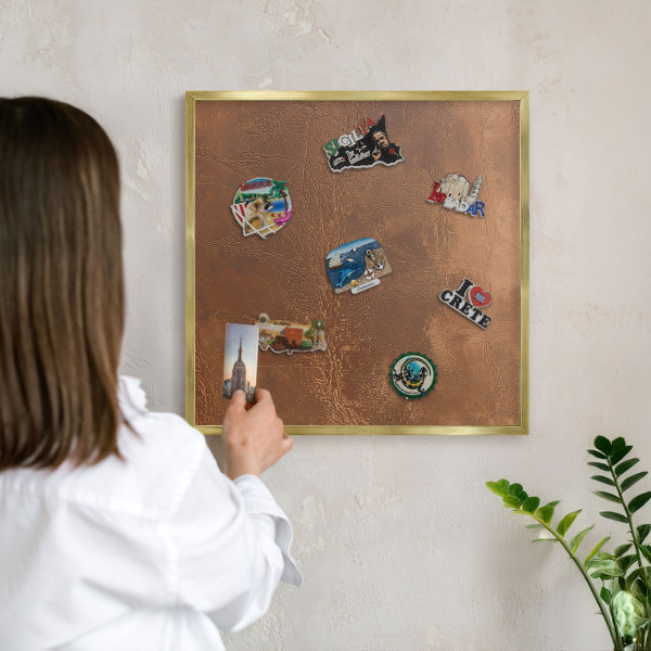 Metalen magneetbord met lijst in het goud Bruine textuur