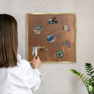 Metalen magneetbord met lijst in het goud Bruine textuur