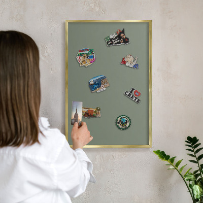 Metalen magneetbord met lijst in het goud Donkere salie