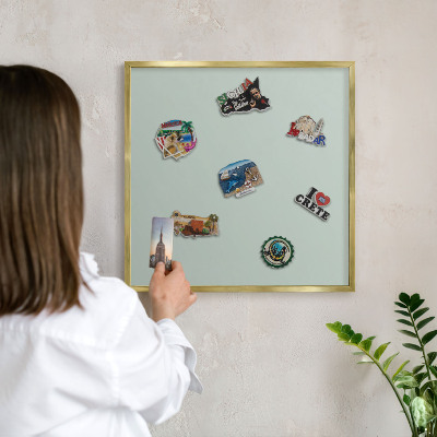 Metalen magneetbord met lijst in het goud Lichte munt