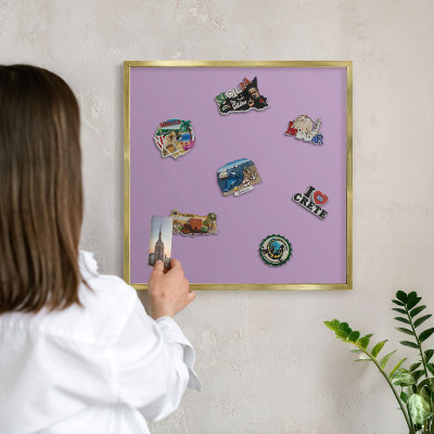 Metalen magneetbord met lijst in het goud Lichtpaars