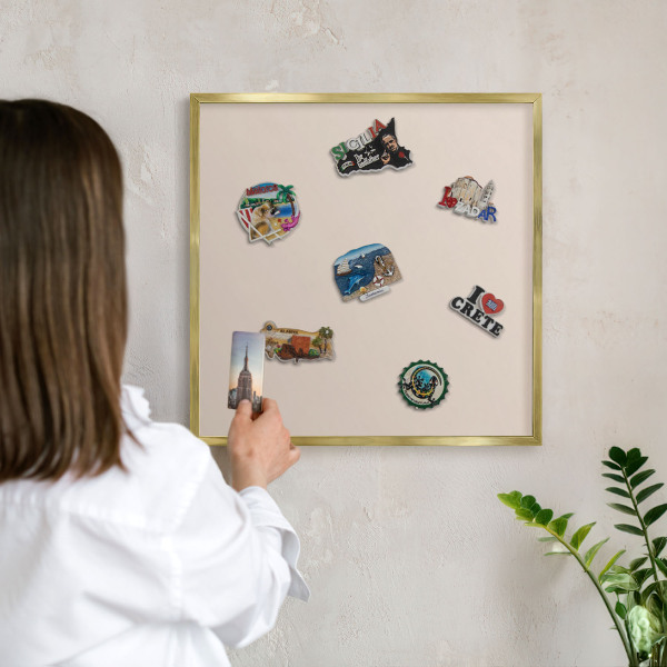 Metalen magneetbord met lijst in het goud Warm beige