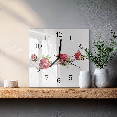 Vierkante glazen wandklok Aardbeien in water