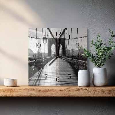 Vierkante glazen wandklok Brug