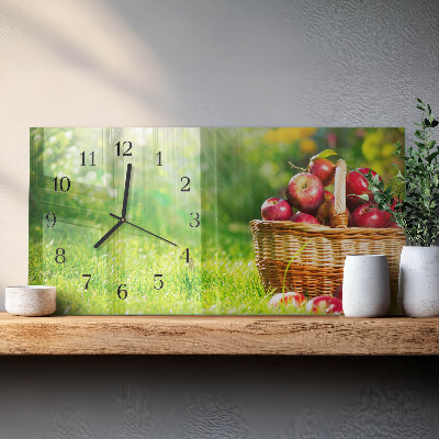Glazen klok horizontaal Een mand met appels