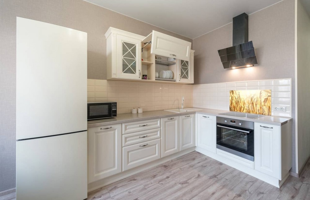 hoe u glaspanelen in de keuken installeert