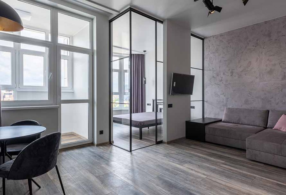 Hoe de woonkamer met de slaapkamer verzoenen?