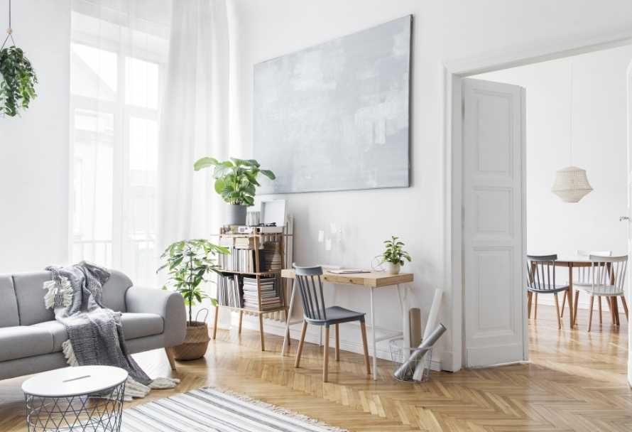 Woonkamer in een minimalistische stijl - hoe regel je het?