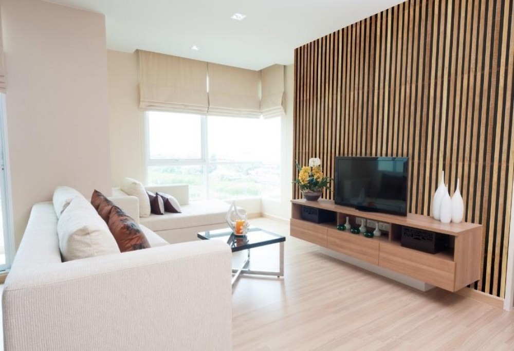 ściana z telewizorem